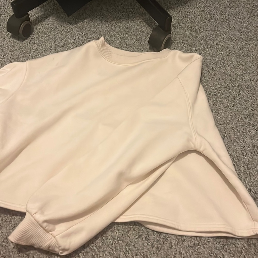 Universal thread cropped sweater